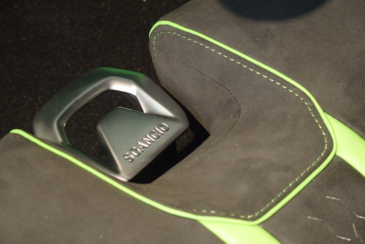 ランボルギーニ・ウラカン テクニカ（シートの前後スライドレバー）