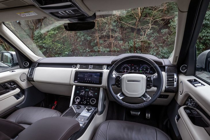 天然の素材が使用された豪華なインテリア。センターコンソールには10インチのタッチスクリーンモニターが上下にレイアウトされ、上部でナビやオーディオ、下部でエアコンやシートの操作が行える。