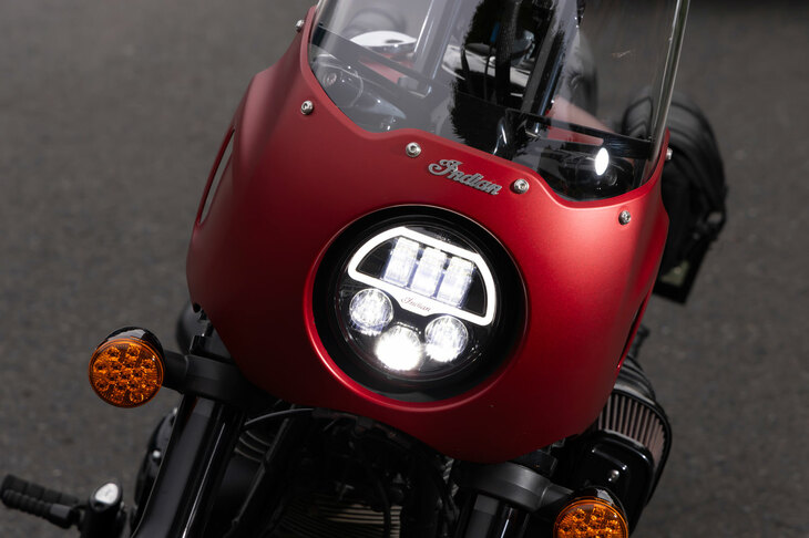 「スポーツチーフ」の特徴であるクオーターフェアリング。ヘッドランプは今日のインディアンではおなじみのフルLED式だ。