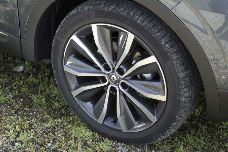 タイヤサイズは225/45R19で、テスト車にはコンチネンタルのスポーティータイヤ「コンチスポーツコンタクト5」が装着されていた。