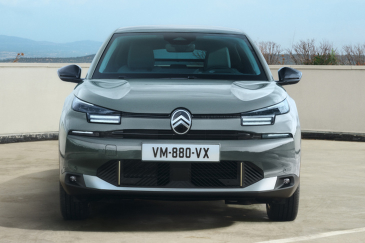 シトロエン創業時のロゴをオマージュした新しいシトロエンバッジをフロントのセンターに配置。3つのセグメントに分割された特徴的なライトシグネチャーが目を引く。