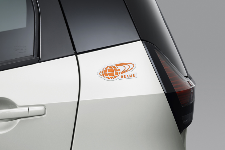 ボディーサイド後方とバックドアにビームスのロゴが備わる。
