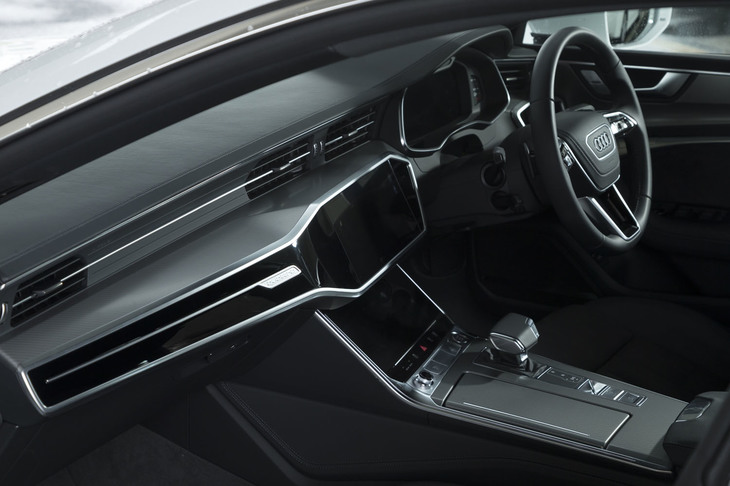 タッチパネルの採用により、多くのボタン・スイッチ類が廃されたインテリア。センターコンソールはドライバー側に傾けられている。