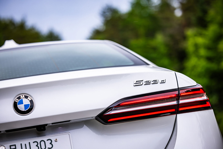 今回、新型「BMW 5シリーズ」で唯一のディーゼルエンジン搭載車となる「523d xDrive Mスポーツ」に試乗した。車両本体価格は918万円。シンプルなリアまわりでは水平基調のテールランプデザインが目を引く。