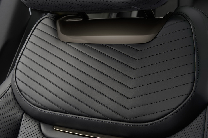 「レンジローバーSVビスポーク アーバントワイライトコレクションURBAN DAWN」のシート。ショルダー部分に独自の刺しゅうグラフィックが施される。