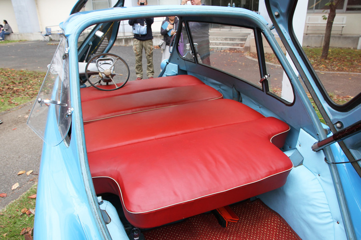 「ツェンダップ・ヤヌス」の、もうひとつの驚くべき特徴がこれ。前後シートがフルフラットになるのだ。外から丸見えで落ち着かないだろうが、やろうと思えば車中泊も可能というわけだ。