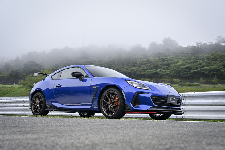 スバルBRZ STI Sport（STIパーツ装着車／フロントビュー）