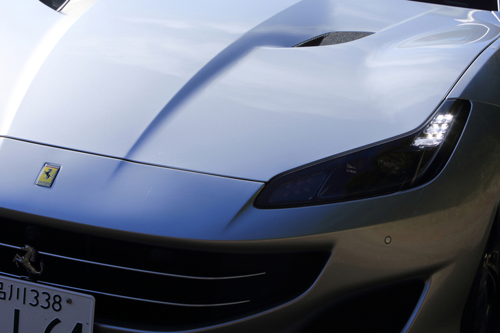 先代モデルと共通するのは、リトラクタブルハードトップを採用する2＋2のFRモデルというコンセプト程度。パワートレインこそ「カリフォルニアT」の進化版となるが、目に見えるところも、ボディーに隠れた部分もそのすべてを刷新したとフェラーリは言う。