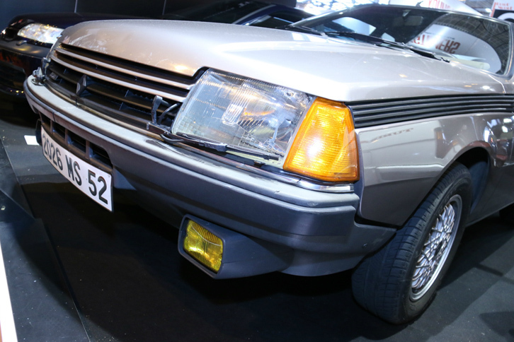 1984年製「ルノー・フエゴ ターボ」。ギャレット製T3ターボが備わる1.6リッター直4エンジンの最高出力は132ps/5000rpm。最高速は200km/hを記録した。なおフエゴ（fuego）とはスペイン語で「火」の意味。