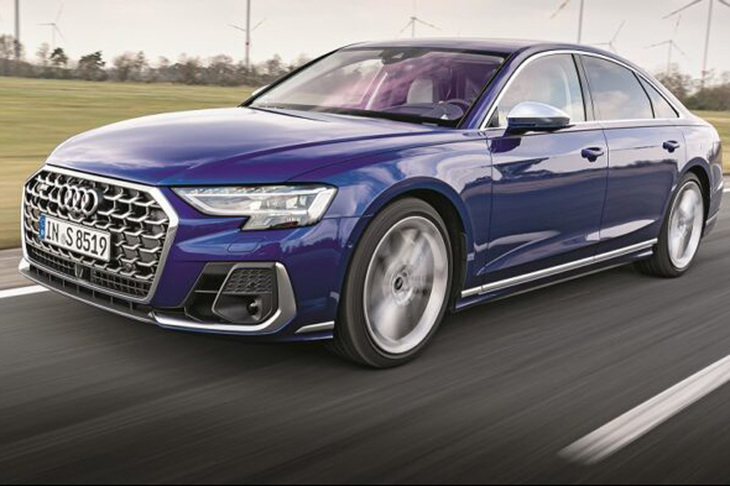 最高速度はリミッターの作動により250km/hに抑えられているが、0-100km/h加速は3.8秒を誇る。