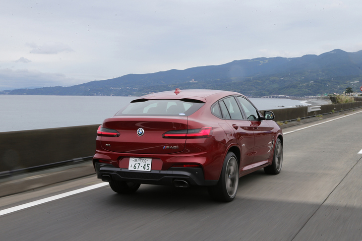 BMWの各車に用いられている“L字”をモチーフとしながらも、細長く立体的なデザインのLED式テールライトを採用。グレードを示すエンブレムには「BMW M社」のシンボルマークも備わる。