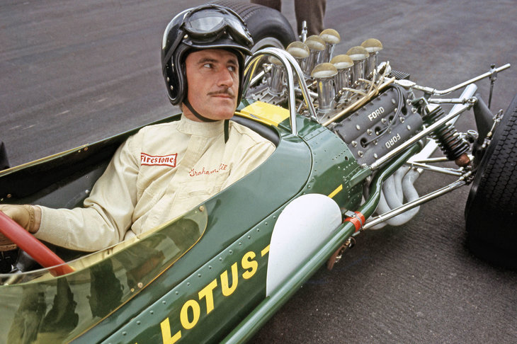 チャップマンやクラークと同じ、イギリス人F1ドライバーのグラハム・ヒル。コスワースDFVを搭載した「ロータス49」を駆り、1968年にドライバーズタイトルに輝いた。