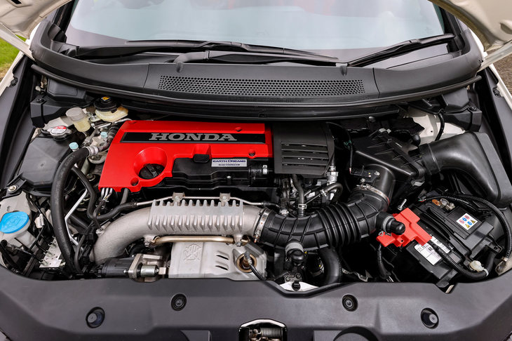 最新のモデルにも受け継がれる、2リッターVTECターボエンジン。310PSの最高出力と400N・mの最大トルクを発生した。