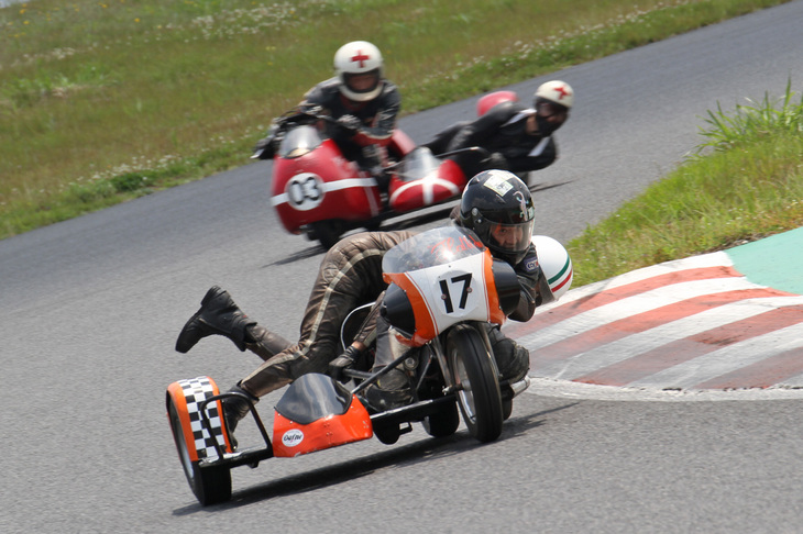 ブルックランズ＆フレディー・ディクソン・トロフィーと題されたサイドカーレースにて、コーナーでアクロバティックな動き（体重移動）を見せるパッセンジャー。