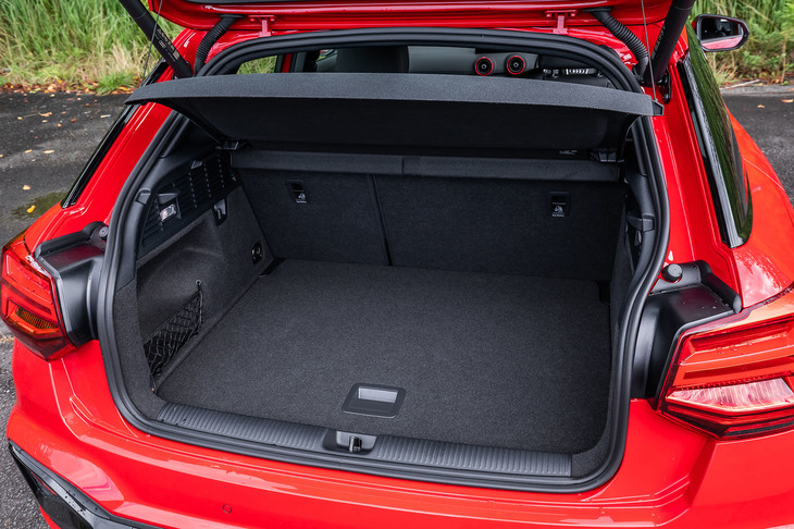 「SQ2」の荷室容量は405リッター。床面は2段階の高さ調整が行える（写真は床面を上段に設置した様子）。今回の試乗車にはオプションの「コンビニエンス＆アシスタンスパッケージ」に含まれる「オートマチックテールゲート」が備わっていた。