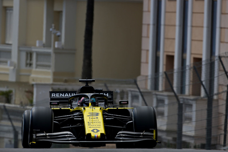 レッドブル時代には“モナコ・スペシャリスト”として狭い市街地コースで大暴れしたダニエル・リカルド（写真）。前年ポール・トゥ・ウィンを飾った思い出の地で、今度は中団チームのルノーを駆り予選7位、ガスリーの降格ペナルティーで6番グリッド。レースではスタートで5位に上がるも、早めのピットストップ作戦がうまくいかず9位。モナコでトップ5以内を取れなかったのは、2014年に始まったターボ・ハイブリッド規定下で初めてのことだった。（Photo=Renault Sport）