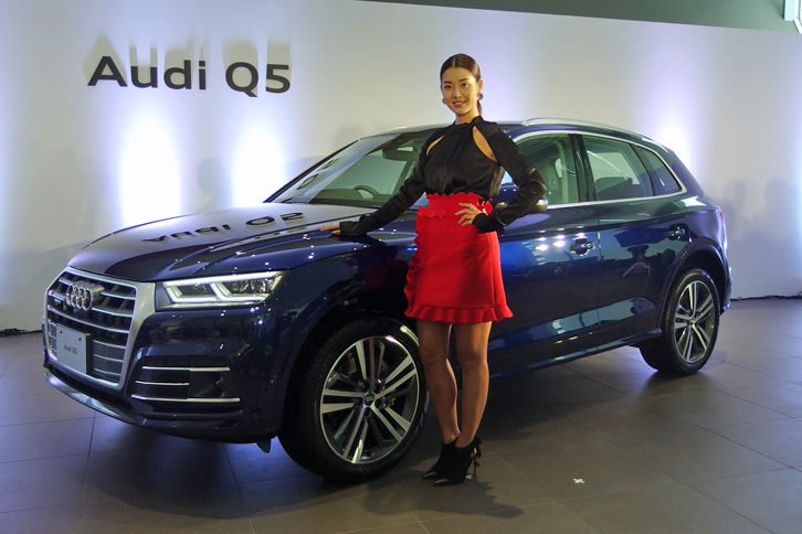 発表会場には、モデルのすみれさんも姿を見せ、2代目「Q5」披露の場に華を添えた。