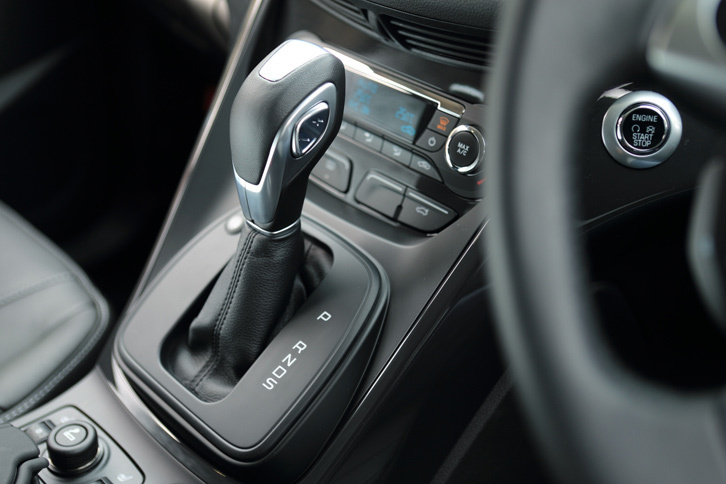 トランスミッションはトルコン式の6段AT。手動での変速は、シフトセレクター上部のスイッチで行う。