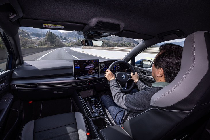 関越自動車道に入ってからは、およそ120km先の赤城高原サービスエリアを目指して淡々と走るのみ。「エコ」モードを選択し、7速に入る1300rpm近辺をキープして走行した。
