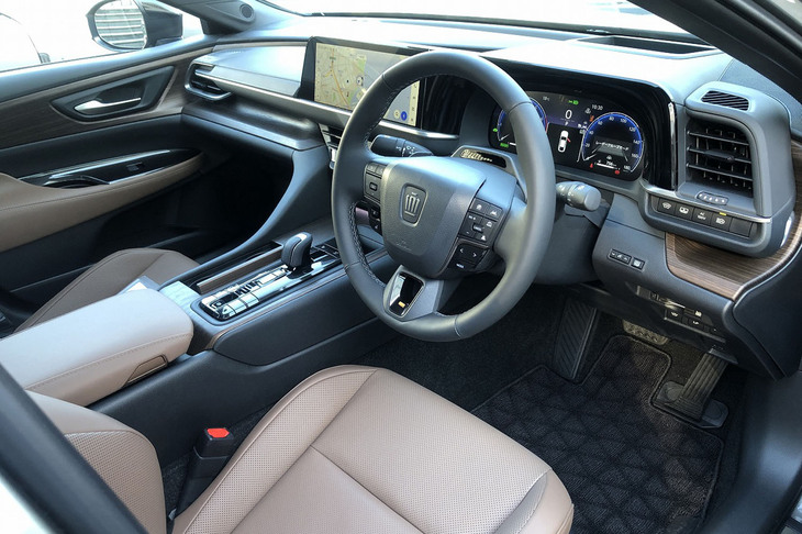 全64色に色替え可能なLED照明を各所に配置。行燈（あんどん）のような柔らかい間接照明で、車内の奥行き感や心地よさが得られるようにしたという「クラウン セダン」のインテリア。