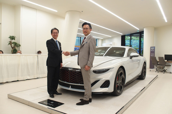 「ベントレー東京 芝ショールーム」で行われたオープニングイベントの様子。ベントレーモーターズジャパンのブランドダイレクター牛尾裕幸氏（写真左）とコーンズ・モータースの代表取締役社長兼CEO林 誠吾氏（写真右）。