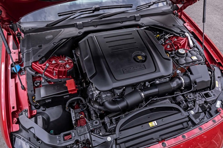 2リッター直4 DOHC 16バルブ ディーゼル ターボエンジンは、最高出力180ps、最大トルク430Nmという実力。8段ATと組み合わせている。