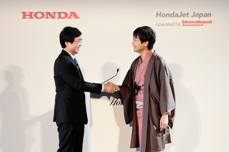 握手を交わすホンダ エアクラフト カンパニーの藤野社長（左）と、初オーナーの千葉氏。