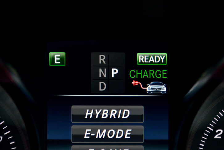 マルチインフォメーションディスプレイの上部には、EVモードでの走行可能距離や、充電の状況などが表示される。
