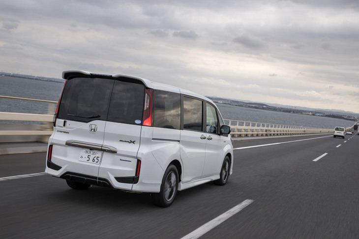 高速道路を行く「ステップワゴン モデューロX」。ボディーカラーはプラチナホワイト・パール（写真）のほか、プレミアムスパークルブラック・パール、オブシダンブルー・パールが選べる。