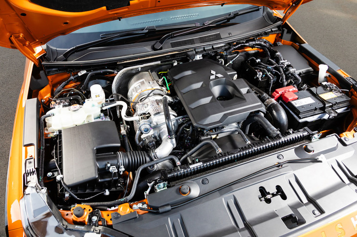 新型「トライトン」のエンジンは2.4リッター直4ディーゼルターボのみ。最高出力204PS、最大トルク470N・mを発生する。ちなみに燃費はWLTCモードで11.3km/リッター。