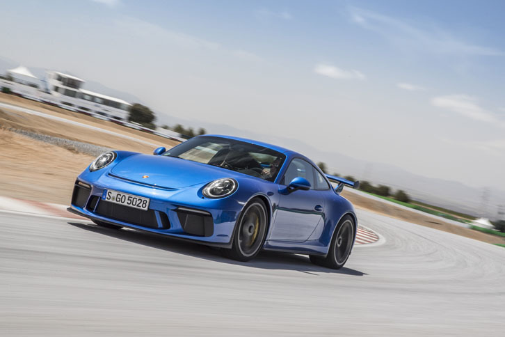 PDK仕様とMT仕様では、リアデフのLSDの仕組みが異なる。PDKでは電子制御式となるのに対し、MTでは機械式が装着される。そのロック率はアクセルオン側が30％で、同オフ側が37％。