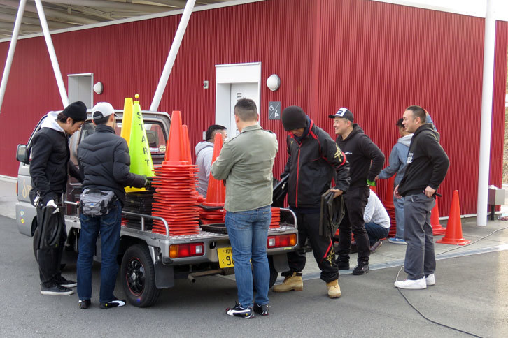 最後は運営スタッフだけでなく、参加者みんなでパイロンを回収。「俺、お客だし」というゴーマンな態度の人は一人もおらず、なんというか、清々しい方ばかりだった。