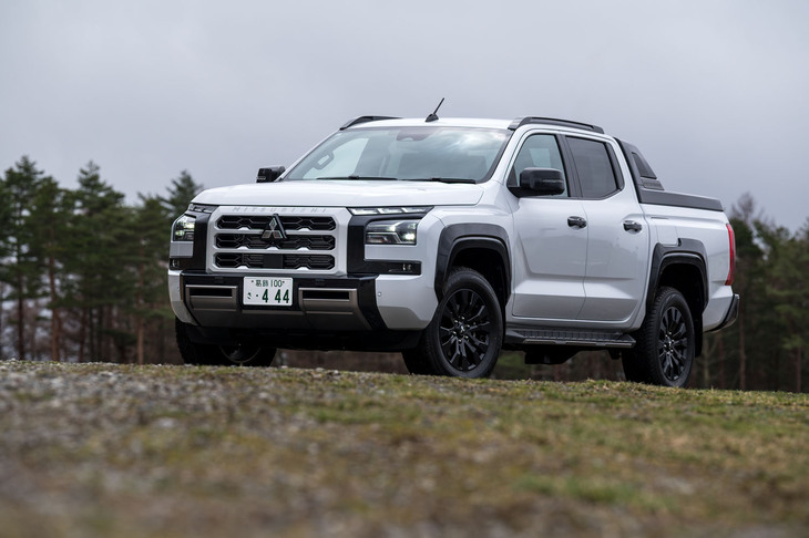 2024年2月15日に発売された新型「三菱トライトン」。日本仕様は2列シートのダブルキャブのみの設定で、上位グレードの「GSR」（今回の試乗車）と「GLS」の2タイプをラインナップする。