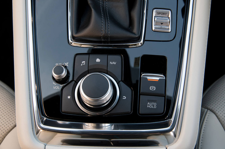 「マツダコネクト」の操作パネル。ダイヤル式コントローラー側面のデザインに、より細かいパターンを採用するなどして、操作性の改善と質感の向上が図られている。