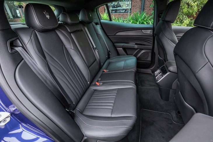 後席の空間は、サイドウィンドウが小さいので閉所感はあるものの、着座姿勢は良好。レッグルームに不満はなく、前席下につま先を滑りこませることもできる。