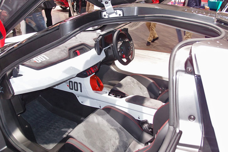 「ラセモ」のドアはルーフの一部を兼ねているため、開口部は大きく、乗降性に優れる。