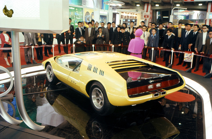 明るい未来が提示された、1970年の東京モーターショーにおけるトヨタブースの光景。中央はレーシングプロトタイプ「トヨタ7」の5リッターV8 DOHCエンジンをミドシップしたコンセプトカー「EX7」。