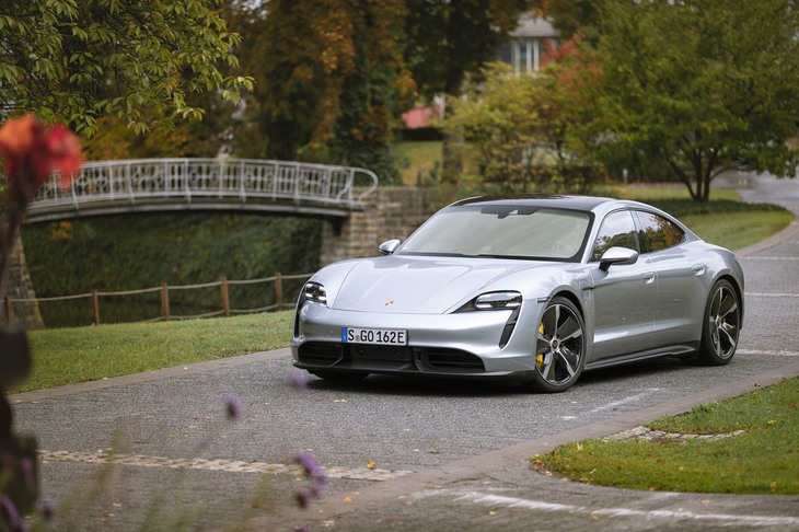 800Vのシステム電圧を採用している「ポルシェ・タイカン」。電圧は滝の高さであり、電流は川の水量であるという概念を学んだ。