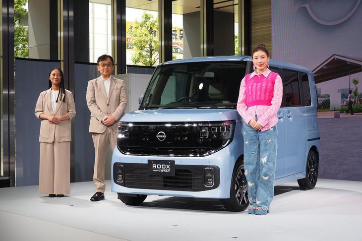 新型「日産ルークス」の先行発表イベントに登壇した日産自動車リージョナルプロダクトマネージャーの田仲 藍氏（写真左）、同社日本マーケティング＆セールス執行職の杉本 全氏（同中央）、新型日産ルークスのCMに出演するタレントの仲 里依紗さん（同右）。