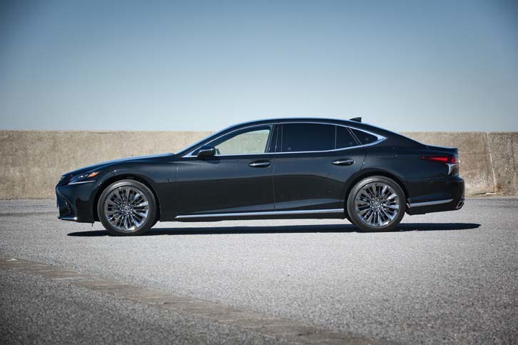 新型では4ドアクーペ風のデザインを採用した。なだらかな弧を描くルーフラインが美しい。