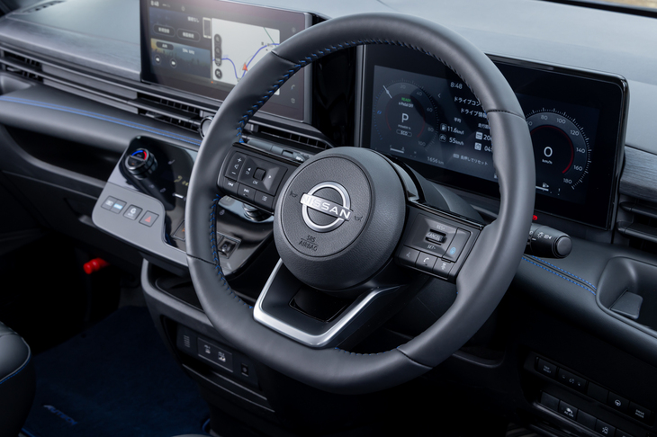 ステアリングホイールにもブルーのステッチがあしらわれる。液晶式メーターとの距離が非常に近いため、チルト調整したときにステアリングとの位置関係が大きく変わるのが気になった。これは「セレナ」全モデル共通だ。