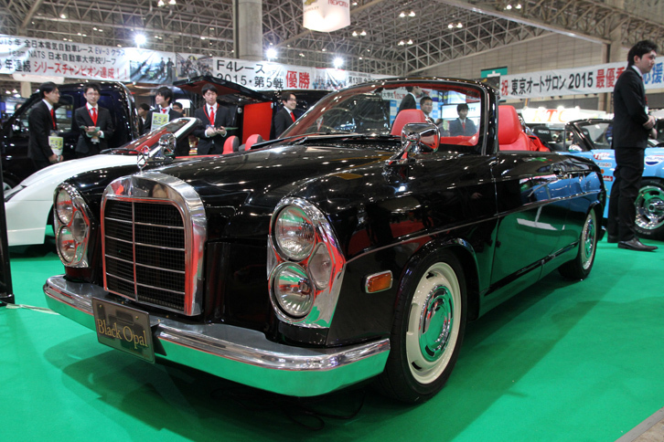 NATS（日本自動車大学校）の「ブラックオパール・ショースペック」。初代「ダイハツ・コペン」をベースにメルセデス・ベンツのカブリオレ（W111系）風に仕立てたモデル。外から見る限り、コペンの面影が残っているのはウインドシールド周辺のみ。ボディーはFRP製ではなく、ボンネット、トランクリッド、フロントグリルとバンパーがアルミ製で、残りはスチール製という力作だ。