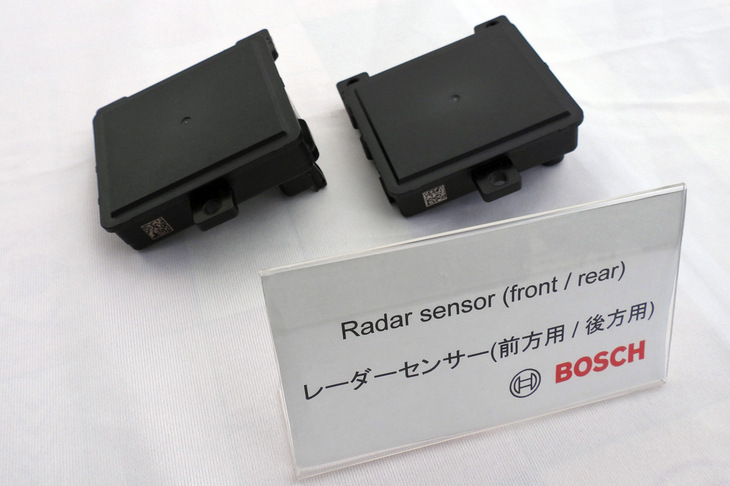 新しいARASを支える、新開発の小型レーダー。フロントとリアの2カ所に搭載される。今のところは、高額なカメラやLiDAR（ライダー）などの搭載は考えていないとのことだ。