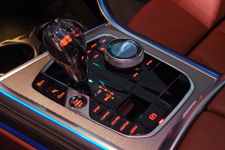 センターコンソール部。クリスタル製のシフトノブが目を引く。