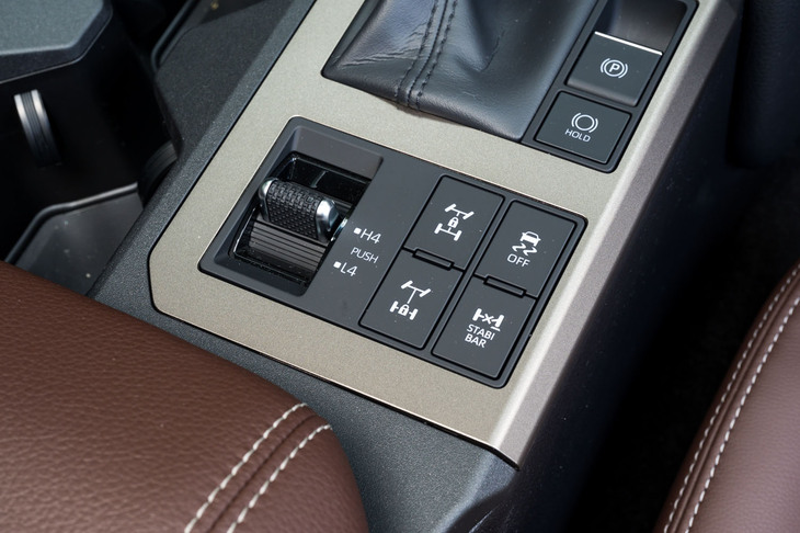 センターコンソールに備わるドライブトレインのコントロールパネル。「ZX」はオフロード向けの装備も充実しており、電動リアデフロックや「SDM」が備わるのは同グレードのみとなる。