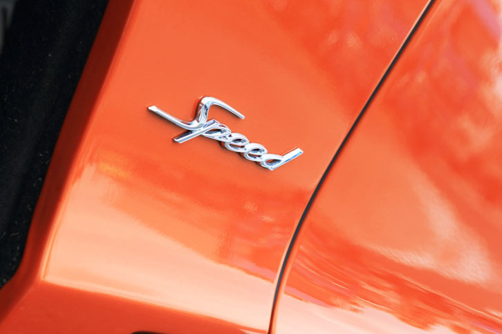 「コンチネンタルGTスピード」は、「コンチネンタルGT」シリーズの中でも、特に走行性能が高められたモデル。フロントフェンダーの後部には「Speed」のエンブレムが添えられる。