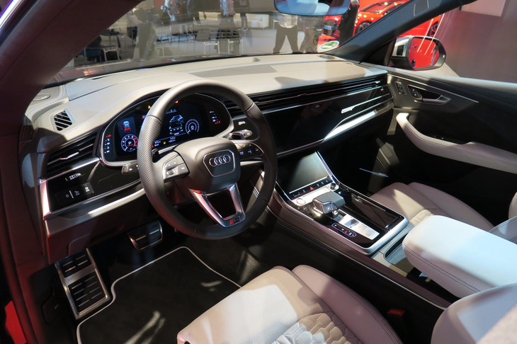 アウディRS Q8（インストゥルメントパネルまわり）