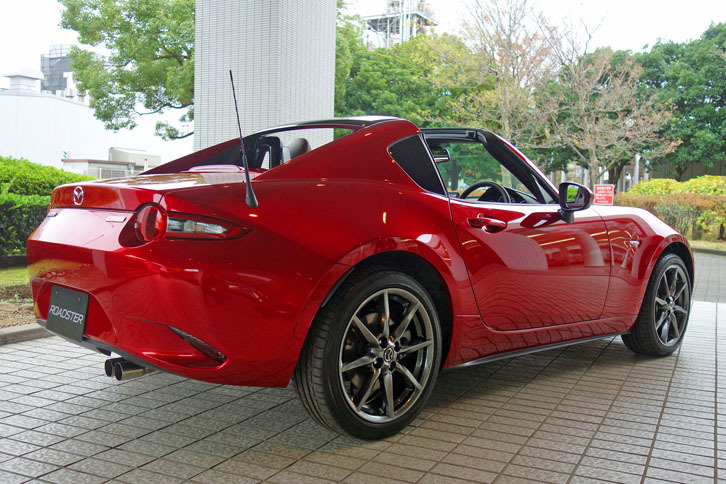 「ロードスターRF」。ボディーカラーは新色の「ソウルレッドクリスタルメタリック」。