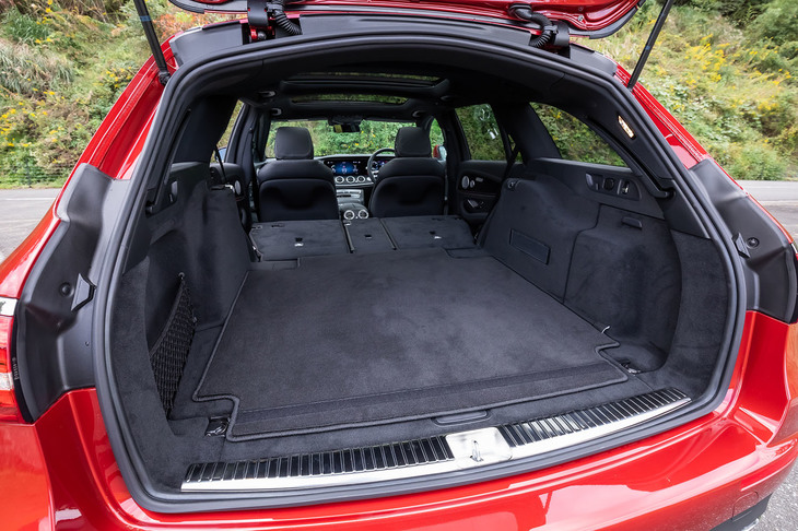 後席の背もたれを前方に倒すと、荷室容量を最大1820リッターに拡大できる。床下には小物を収納できるサブトランクが備わっている。