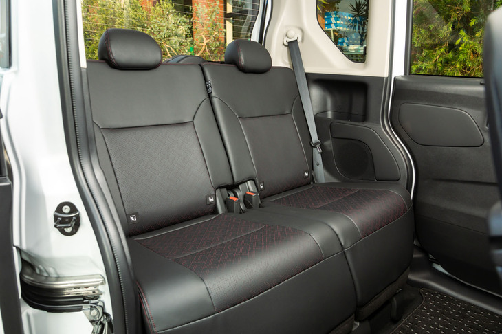 後席は前後320mmのスライド調整が可能。一番後ろに固定するとドライバーが遠い。